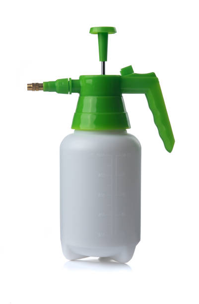 pulverizador bombeado à mão isolado em fundo branco. pulverizador de pressão de jardim para distribuição de fertilizante - pumped - fotografias e filmes do acervo