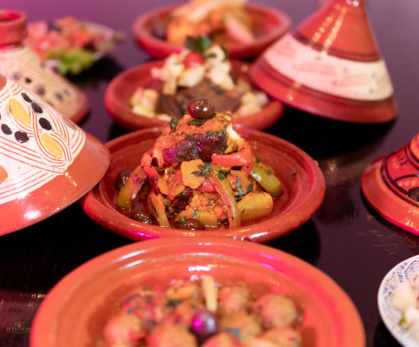 tajine de pollo de la cocina marroquí y ensaladas - spice exoticism cinnamon anise fotografías e imágenes de stock