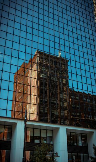 近代的な超高層ビルのガラス壁に映る建物、ダラスのダウンタウン、テキサス州、米国 - southwest usa built structure office building exterior ストックフォトと画像