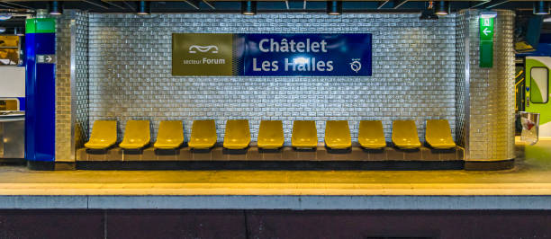 空の地下鉄の夜景、パリ - paris metro train ストックフォトと画像