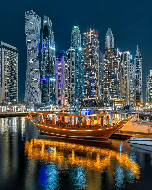 dubaï - eau: vue sur les toits scintillants de la marina de dubaï la nuit. - night cityscape dubai long exposure photos et images de collection