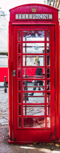 cabine telefônica vermelha no meio da rua - telephone booth telephone panoramic red - fotografias e filmes do acervo