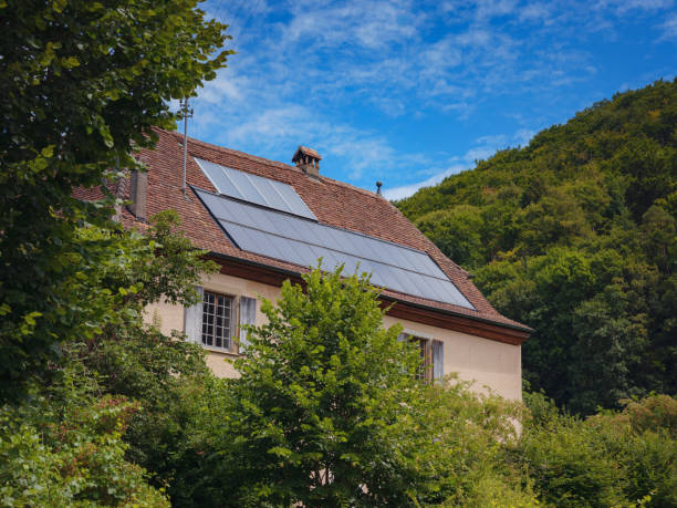 conques village we francji w letni dzień - solar flat panel zdjęcia i obrazy z banku zdjęć