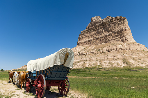 Covered wagon in front of Scotts Bluff National Monument near Gering, Nebraska, USA