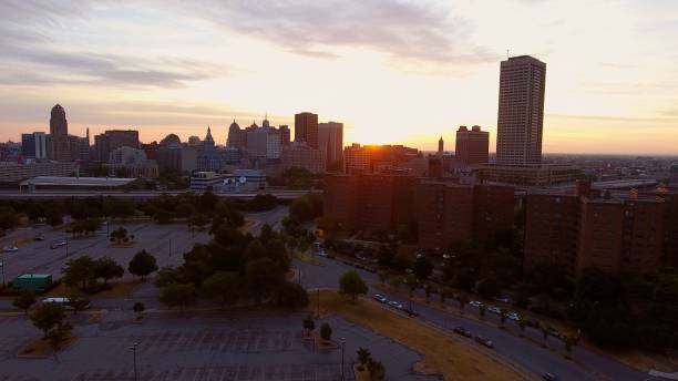 toma de alto ángulo de un paisaje urbano con edificios altos en buffalo, nueva york durante la puesta de sol - buffalo new york state fotografías e imágenes de stock