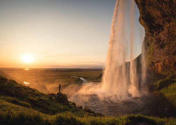 sonnenuntergang und wasserfall - waterfall iceland landscape stream stock-fotos und bilder