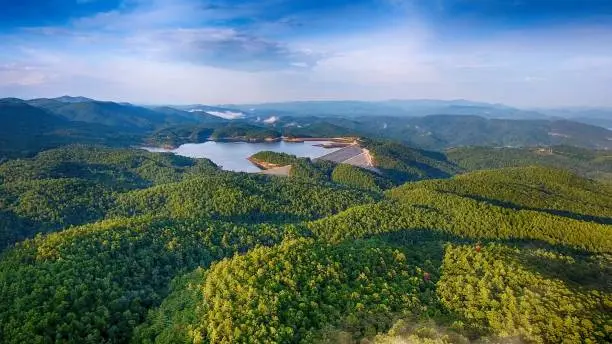 An aerial shot of a beautiful landscape with the Lake Jocassee in South Carolina