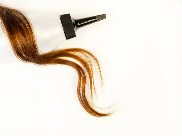 makieta kosmyka do włosów i butelki szamponu. zdrowe faliste kobiece włosy na białym tle. koncepcja pielęgnacji włosów. rude włosy. - human hair shampoo hair salon design zdjęcia i obrazy z banku zdjęć