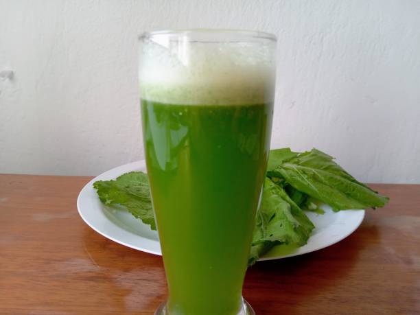 detoxsaft - chlorophyll green smoothie smoothie vegetable stock-fotos und bilder