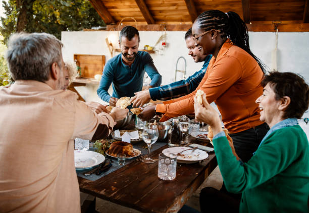 jedzenie łączy rodzinę - dining senior adult friendship mature adult zdjęcia i obrazy z banku zdjęć