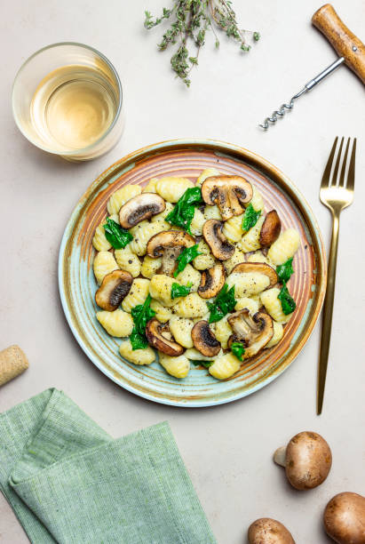 ñoquis en salsa cremosa con champiñones y espinacas. alimentación saludable. comida vegetariana. - cepe fungus forest dining fotografías e imágenes de stock