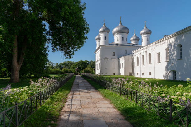 vista della cattedrale spassky del monastero di san giorgio (yuryev) e kivoriy (baldacchino sopra la sorgente d'acqua) in una soleggiata giornata estiva, veliky novgorod, russia - novgorod foto e immagini stock