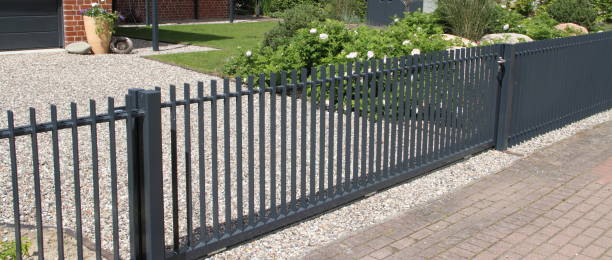 a driveway with a gray sliding gate - large aperture imagens e fotografias de stock