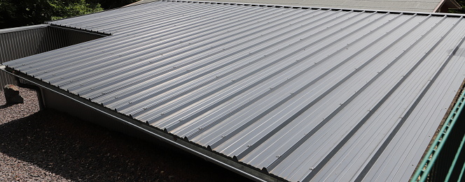 un techo con chapa trapezoidal gris photo