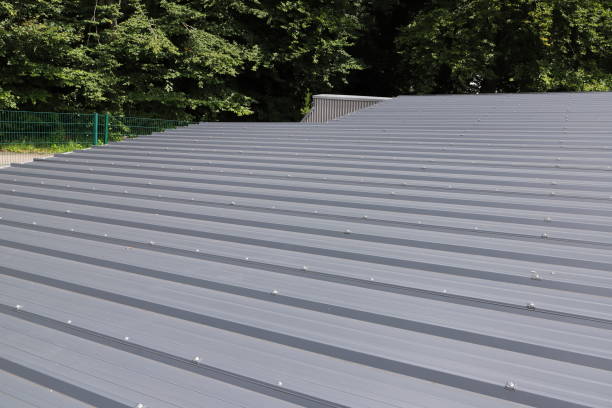 ein dach mit grauem trapezblech - architecture roof aluminum sheet industry stock-fotos und bilder