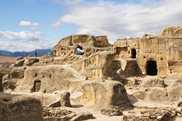 toma de ángulo bajo de la antigua ciudad excavada en la roca uplistsikhe en georgia - rock hewn church fotografías e imágenes de stock