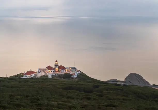 Cabo Mondego is located on the western tip of Serra da Boa Viagem, north of the city of Figueira da Foz.
With numerous cliffs, it is about forty meters high. Next to it is the Cabo Mondego Lighthouse, fifteen meters high, intended to support maritime navigation.
