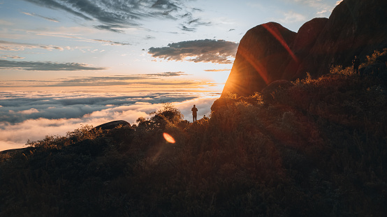 persona contemplando la puesta de sol desde la montaña Pico Paraná más grande del sur de Brasil photo