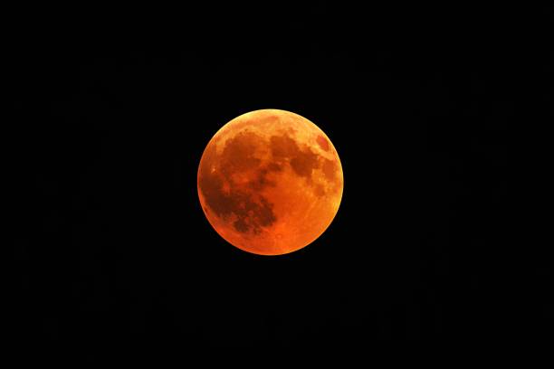 schöne aufnahme eines roten mondes, totale mondfinsternis mit einem schwarzen nachthimmel im hintergrund - full moon moon lunar eclipse red stock-fotos und bilder