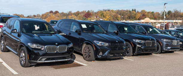 BMW SUVs lined up at a dealership in Monroeville, Pennsylvania, USA Monroeville, Pennsylvania, USA October 30, 2022 A line of black BMW SUVs for sale at a dealership on a sunny fall day bmw dealership stock pictures, royalty-free photos & images