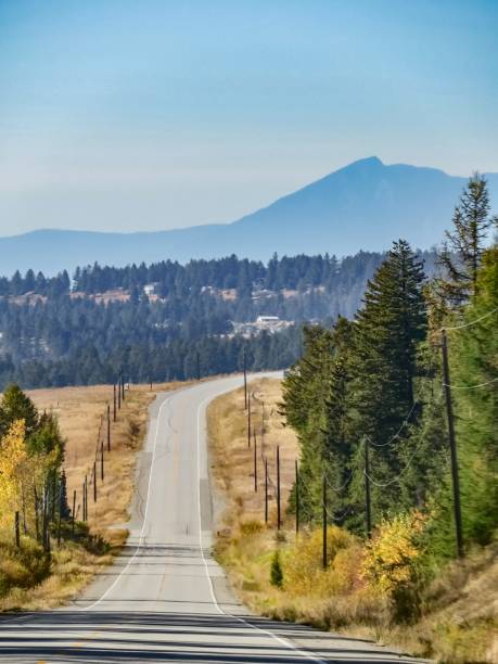 sulla strada nella valle di okanagan - lake osoyoos foto e immagini stock