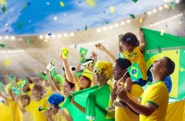 supporter de l’équipe de football du brésil sur le stade. - fitness goal photos et images de collection