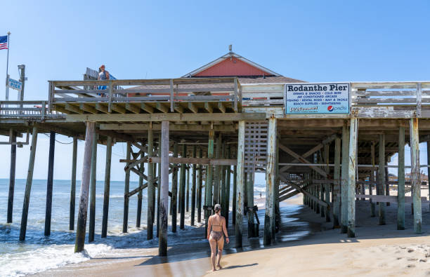 a casa do píer rodanthe vista da praia olhando para o sul nos outer banks na carolina do norte - south carolina beach south north carolina - fotografias e filmes do acervo