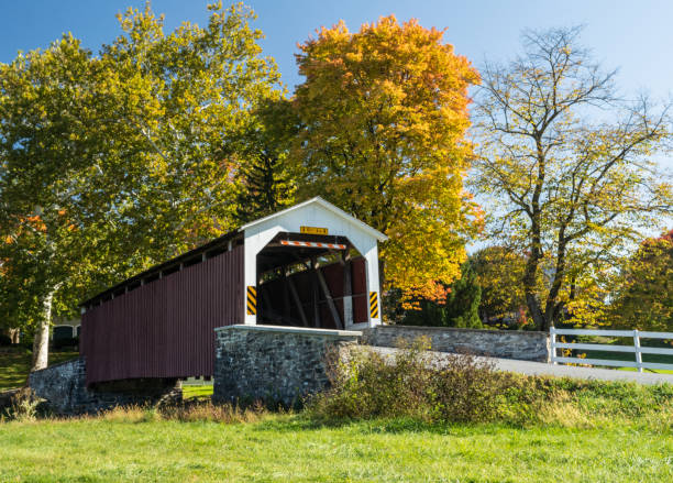 le pont couvert d’erb en automne - autumn landscape usa country road photos et images de collection