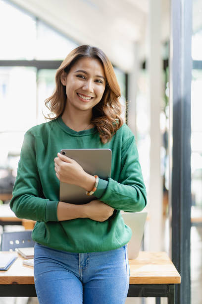 femme d’affaires asiatique prospère travaillant à la maison à l’aide d’une tablette. surfer sur internet jouer aux médias sociaux travail de planification créative - golf athlete photos et images de collection