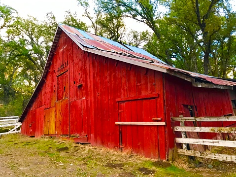 Abandoned red barn in the countryside