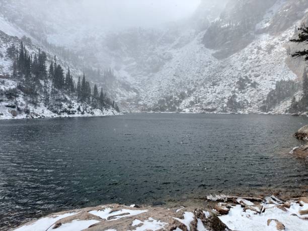 randonnée au parc d’estes 1 - cold lake frozen estes park photos et images de collection