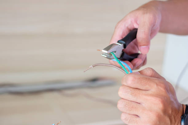 l’électricien coupe les fils électriques avec des pinces, l’installation de câbles de câblage pour la prise de courant. réparer, réparer, réparer, entretenir et développer des concepts de maisons et d’appartements - electric plug outlet electricity cable photos et images de collection