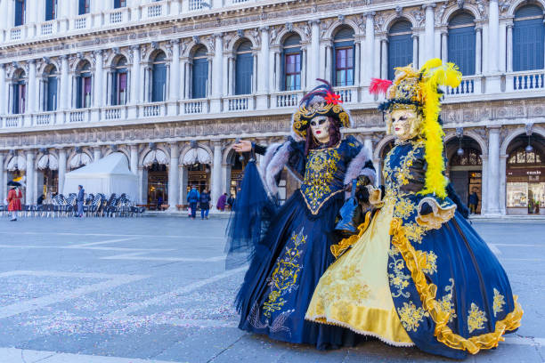 пара в традиционных костюмах, герцогский дворец, венецианский карнавал масок - венецианский карнавал стоковые фото и изображения