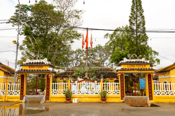 Binh Thuy communal house (also known as Long Tuyen communal house) is a work imbued with cultural quintessence of Can Tho river garden in particular and the Southwest region in general. Anyone traveling to Can Tho wants to visit the communal house to admire the ancient art architecture as well as learn about the history and formation process of this temple.