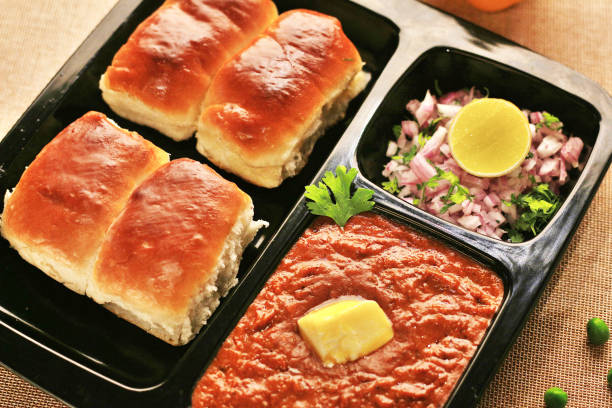 pav bhaji es un plato de comida rápida de la india que consiste en un curry de verduras espeso servido con pan. - food dining cooking multi colored fotografías e imágenes de stock