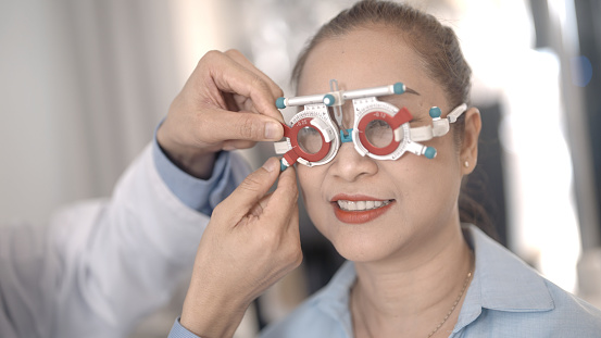 Elderly Asian women should have their eyes examined by an ophthalmologist.