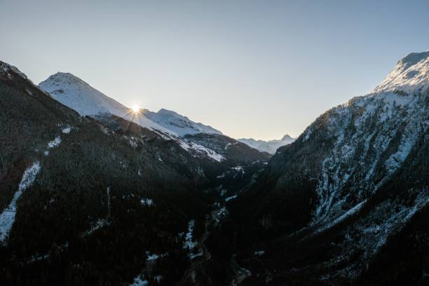 paesaggio invernale montuoso sotto il cielo limpido a sainte-foy-tarentaise, alpi francesi - european alps cold mountain range clear sky foto e immagini stock