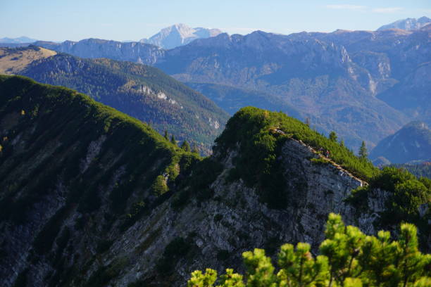German-Austrian mountains. The border between Bavaria and Austria. The hiking ridge of the Durnbarhorn Mountain. Summer walks in the mountains in sunny weather. Autumn foliage in the mountains. Magnificent view of the mountains. dürrnbachhorn es una montaña de baviera, alemania. reit im winkl es un pequeño pueblo (conocido localmente como un imán de nieve situado en la frontera alemana/austríaca en la parte sureste de baviera, alemania, en el distrito de traunstein).