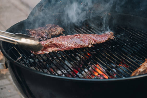 쇠고기 다이어프램 조각이 구워집니다. 구운 고기, 연기. - steak close up grilled skirt steak 뉴스 사진 이미지