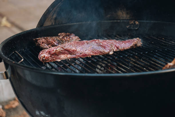 쇠고기 고기가 구워집니다. 구운 쇠고기 컷아웃. - steak close up grilled skirt steak 뉴스 사진 이미지