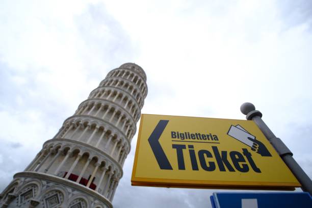 turismo en italia, pissa torre señales y postes - leaning tower of pisa people crowd tourism fotografías e imágenes de stock