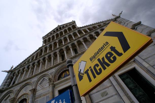 turismo en italia, pissa torre señales y postes - leaning tower of pisa people crowd tourism fotografías e imágenes de stock