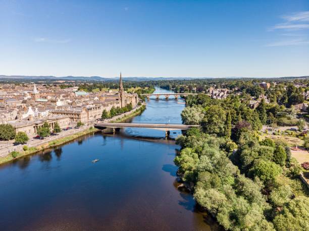 vista drone de perth e rio tay em um dia ensolarado. escócia, reino unido - uk tree city bridge - fotografias e filmes do acervo