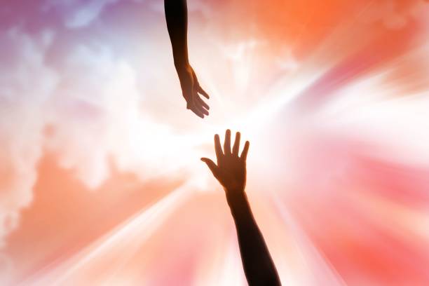 brazo religioso del ser humano levantado en lo alto del cielo para pedir rescate y perdón de dios - assistance vitality spirituality religion fotografías e imágenes de stock