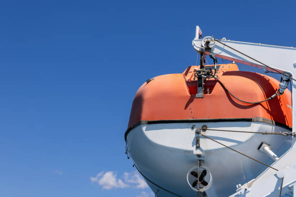 각 여객 ��페리가 장착 된 주황색 구조 모터 보트, 맑고 푸른 여름 아침 하늘이있는 배경 - passenger ship ferry crane harbor 뉴스 사진 이미지