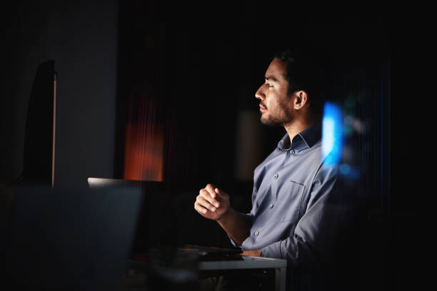 Businessman, working and dark office at night reading email online on a computer. Man corporate worker search internet, web or tech for new ideas, internet research and deadline for startup project hombre de negocios, trabajo y oficina oscura por la noche leyendo correo electrónico en línea en una computadora. el hombre trabajador corporativo busca nuevas ideas en internet, web o tecnología, investigación en internet y fecha límite para el proye