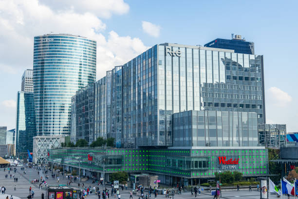 geschäftsleute und menschen, die auf dem vorplatz von la defense spazieren gehen - edf stock-fotos und bilder