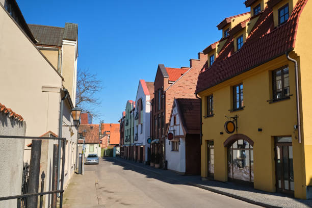 cobbled pavements of old town streets in klaipeda, lithuania on sunny day. old buildings, houses, galleries, shops, restaurants - klaipeda imagens e fotografias de stock