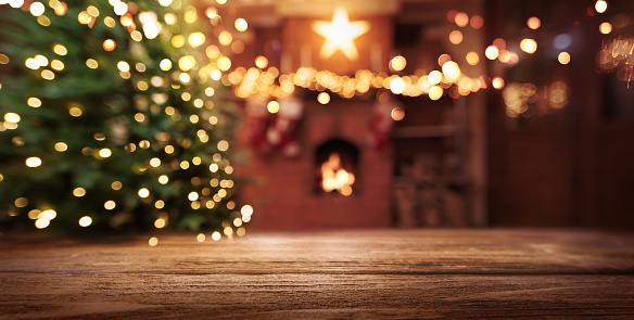 Árbol de Navidad con iluminación cerca de la chimenea. Decoración del hogar photo