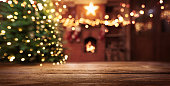 暖炉の近くのイルミネーションを持つクリスマスツリー。家の装飾